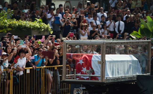 Thousands Line Singapore's Streets to Pay Respect to Lee Kuan Yew