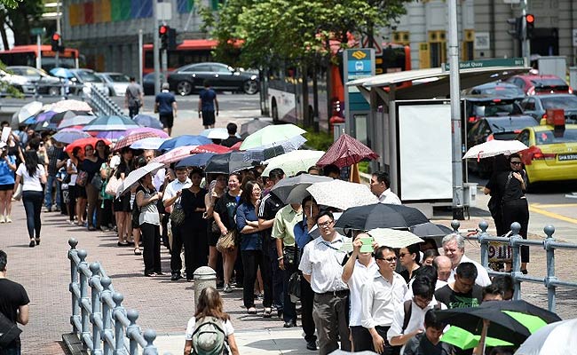 Grieving Singaporeans Pay Respects to Founding Leader Lee Kuan Yew