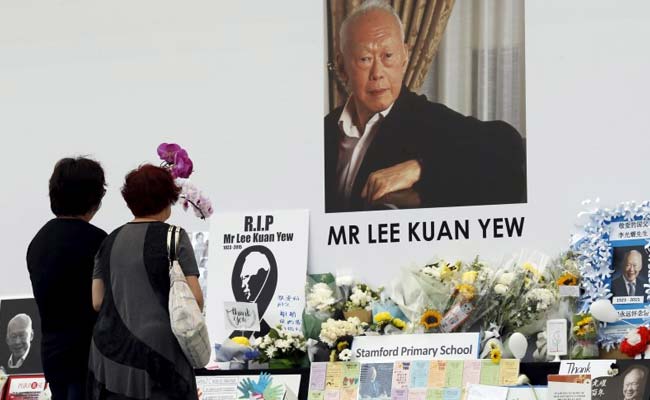 Crowds Swell to Bid Farewell to Singapore's Founder Lee Kuan Yew Ahead of Funeral