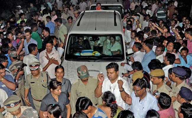 Mamata Banerjee's Convoy Blocked for Nearly an Hour as She Meets Nun Who Was Gang-Raped