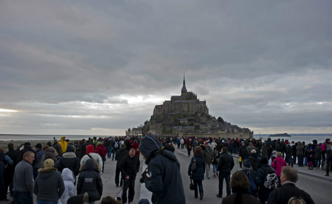 'Supertide' Draws Tens of Thousands to France's Mont Saint-Michel