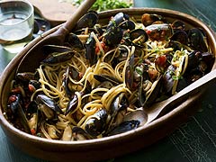 A Simple Recipe for Pasta With Mussels