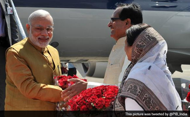 PM Modi Arrives in Madhya Pradesh to Inaugurate Power Units, Greets Chief Minister on Birthday