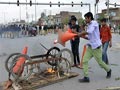 लाहौर में दो चर्चों के बाहर धमाके में 14 की मौत, गुस्साई भीड़ ने दो हमलावरों को जिंदा जलाया