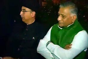 पाकिस्तान दिवस की दावत में शामिल हुए जनरल वीके सिंह, कश्मीरी अलगाववादियों को भी था न्योता पाकिस्तान दिवस की दावत में शामिल हुए जनरल वीके सिंह, कश्मीरी अलगाववादियों को भी था न्योता