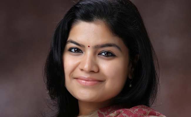 बीजेपी सांसद पूनम महाजन को पकड़नी थी फ्लाइट, रेलवे ने दौड़ाई स्पेशल ट्रेन, कई गाड़ियां रुकी रहीं