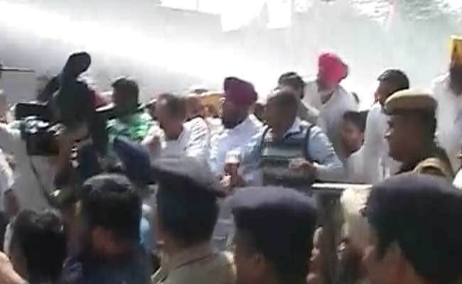 In Protests Against Land Bill, Congress Workers Clash With The Police In Punjab