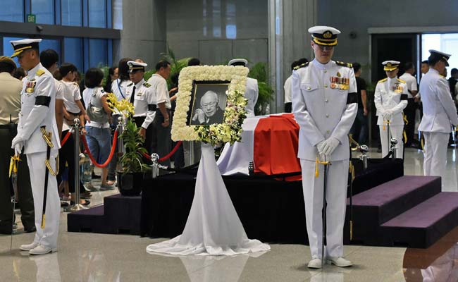 Singapore Overwhelmed by Huge Crowds Mourning Lee Kaun Yew