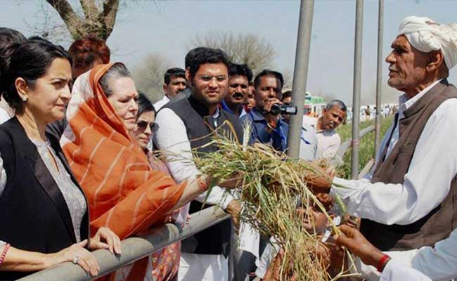 Sonia Gandhi Meets Haryana Farmers Hit by Unseasonal Rains; BJP Government Calls it 'Tourism'