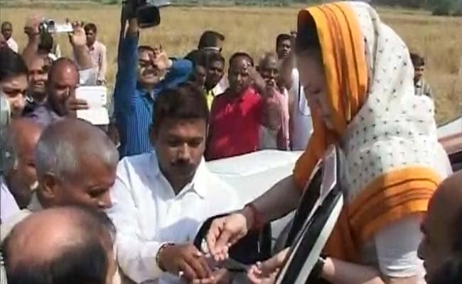 Sonia Gandhi Visits Raebareli, Amethi, Meets Farmers