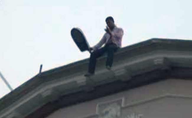 For an MBA Admission, This Man Threatened to Jump off University Building
