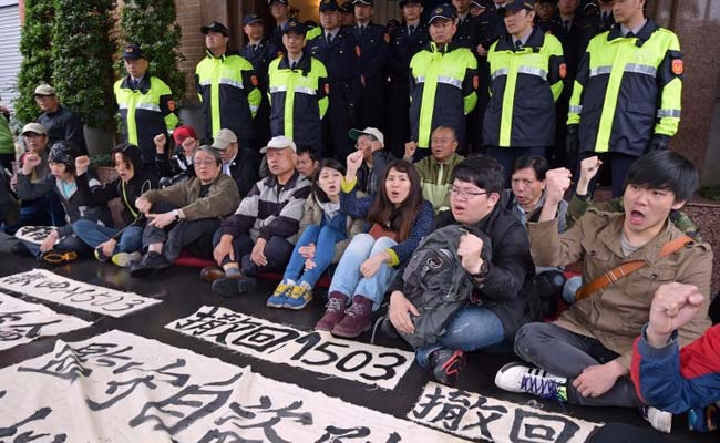 Taiwan Arrests After Protest Over China Flight Route