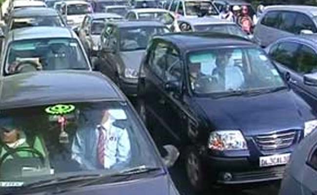 Drizzle in Delhi Causes Traffic Jams