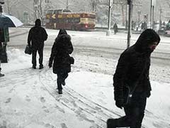 Snowstorm Cancels Flights, Strands Motorists in Eastern US