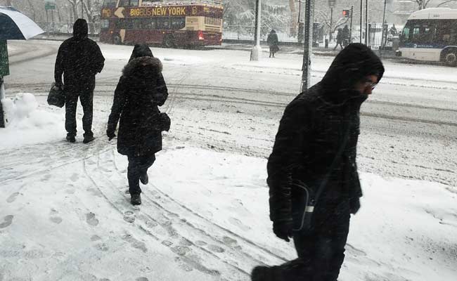 Snowstorm Cancels Flights, Strands Motorists in Eastern US