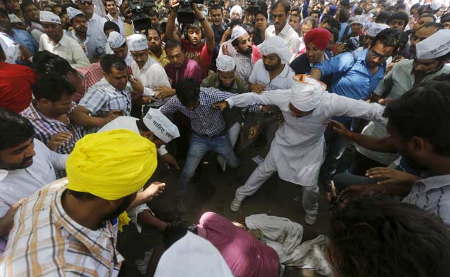 'Policemen Laughed as I Tried to Save the Farmer on Tree,' Claims AAP Volunteer