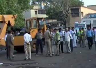 आगरा : सार्वजनिक शौचालय का टैंक धंसने से दो की मौत आगरा : सार्वजनिक शौचालय का टैंक धंसने से दो की मौत
