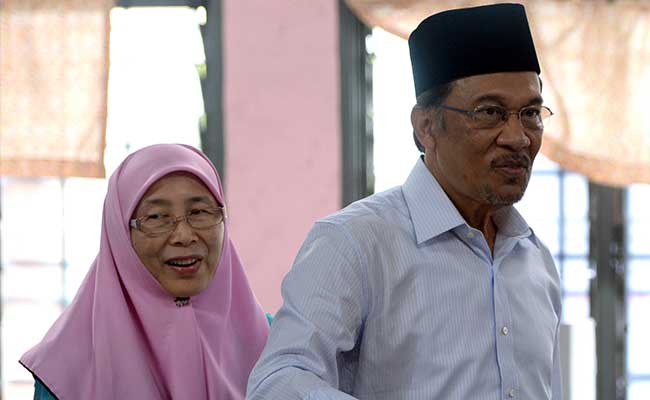 Wife Of Malaysias Jailed Anwar Ibrahim To Run For His Seat