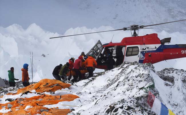 Nepal Earthquake: Choppers Rescue Climbers Stranded at High Altitude on Mount Everest