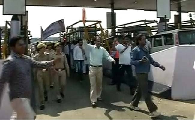 BJP Workers Block Delhi's DND Flyway, Demand Toll-Free Road