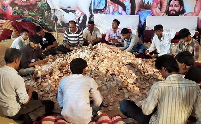 Gujarat BJP Lawmaker Showers Cash at Community Event, Says it's 'Donation'