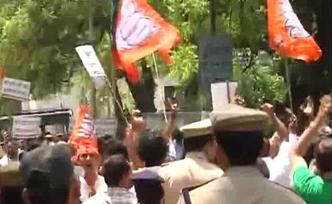 BJP Protests Outside Arvind Kejriwal's House, Demands Sacking of Delhi Law Minister for Allegedly Forging His Degree