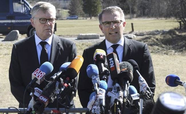Lufthansa CEO Carsten Spohr Ignores Barrage of Questions on Germanwings Pilot's Depression