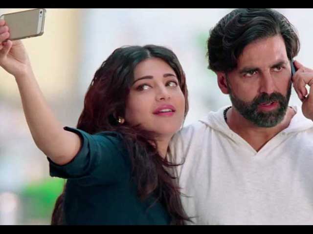 Akshay, Shruti Discover a Lot Can Happen Over Coffee in <i>Gabbar</i> Song