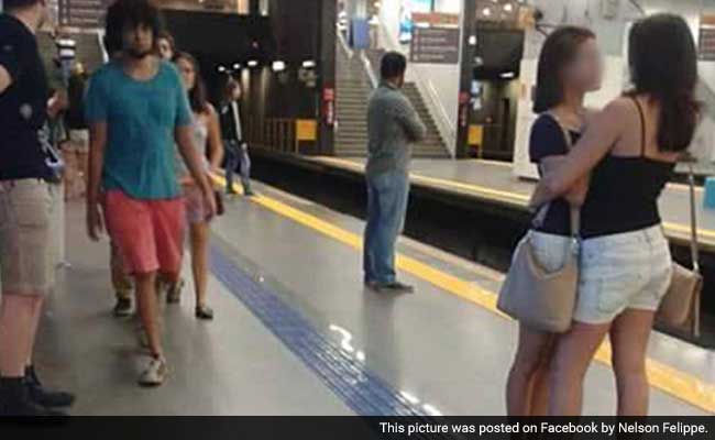 Brazilian Man's Facebook Photo of Two Women Hugging Tricks the Internet