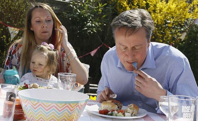 British PM David Cameron Mocked for Eating Hot Dog with Knife and Fork