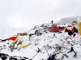 Climbers Tweet Updates as Avalanches Continue on Everest Slopes Climbers Tweet Updates as Avalanches Continue on Everest Slopes