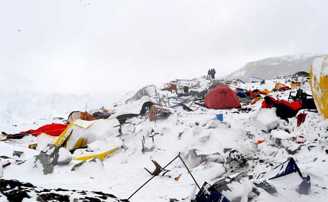 Climbers Tweet Updates as Avalanches Continue on Everest Slopes