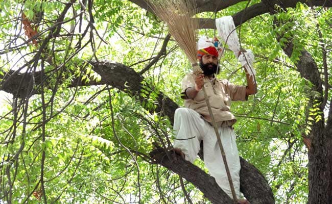 Public Suicide of Farmer Shocks Rally on Land Bill