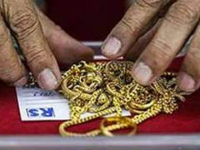 Gold Price : रुपये की तेजी थमने के बीच आज गिर गए सोने के दाम, चांदी भी लुढ़की, चेक करें ताजा रेट