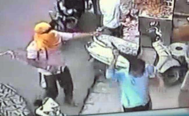Caught on Camera: Armed Men on Bikes Vandalise Hotel in Ujjain, Fire in Air
