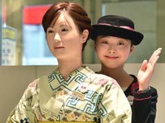 Japan Robot Receptionist Welcomes Shoppers