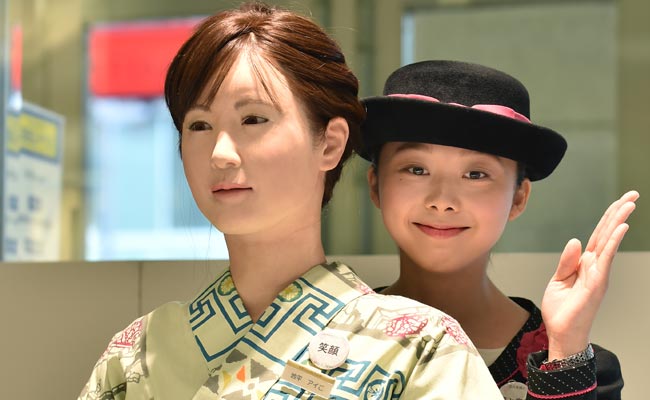 Japan Robot Receptionist Welcomes Shoppers