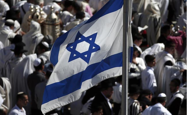 50,000 attend Jewish prayers at Jerusalem's Western Wall