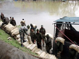 Rain Triggers Flooding in South Kashmir; Jhelum Crosses Danger Mark Rain Triggers Flooding in South Kashmir; Jhelum Crosses Danger Mark