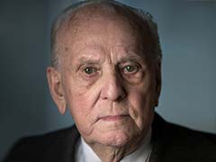 Auschwitz Commander's Barber, Jozef Paczynski Dies at 95