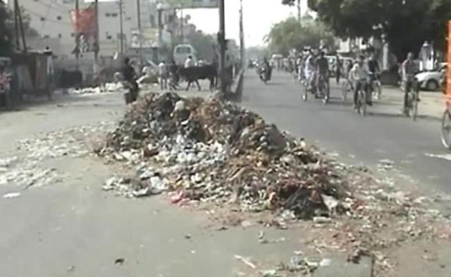 अनिश्चितकालीन हड़ताल पर पटना नगर निगम के कर्मचारी, सड़कों पर लगा कचरे का अंबार