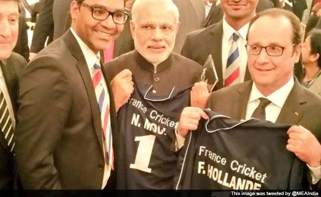 PM Modi, French President  Francois Hollande Presented Cricket Jerseys