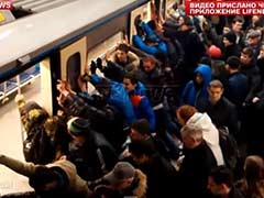In Moscow, Commuters Help Free Trapped Passenger. And It's Wonderful