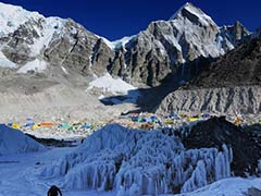 Earthquake Triggers Everest Avalanche, Climbers at Risk