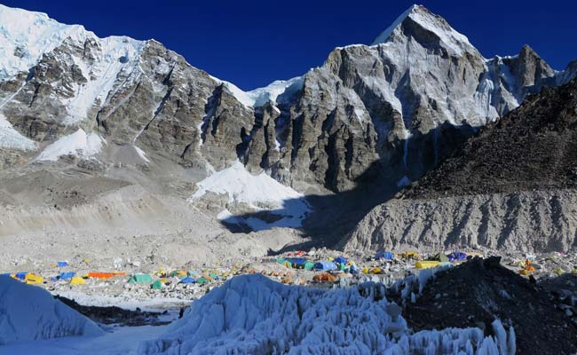 Earthquake Triggers Everest Avalanche, Climbers at Risk