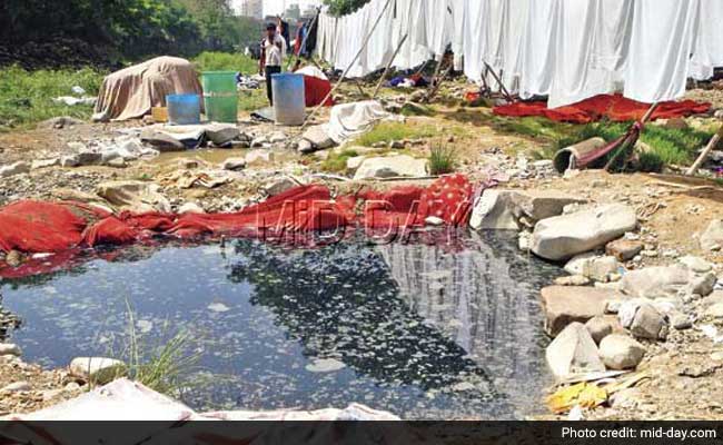 Mumbai: Hospital Uniforms Being Washed in Sewer Water!