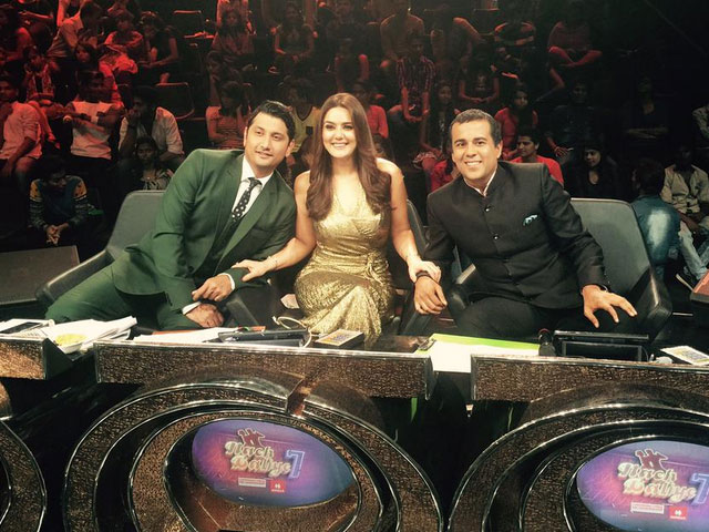 Chetan Bhagat Judges <i>Nach Baliye 7</i>, Twitter Judges Chetan Bhagat