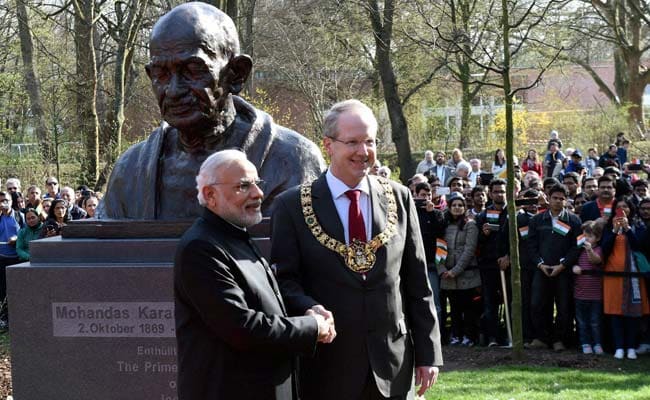 PM Narendra Modi Unveils Bust of Mahatma Gandhi in Germany