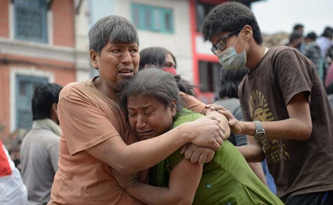 Too Far From Aid, as Toll Rises, Survivors in Nepal Bury the Dead