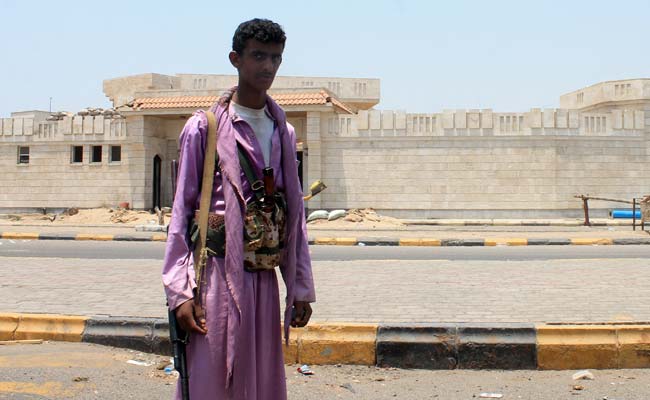 Yemen Rebels Quit Aden Palace After Air Raids